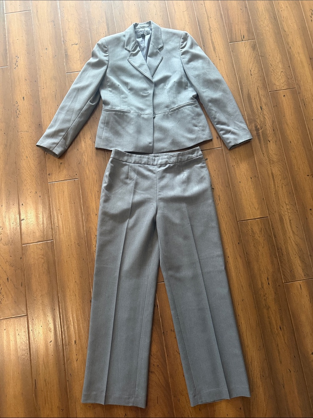 Le Suit Light Gray Women's Two-Piece Pant Suit